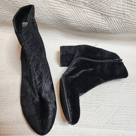 Unisa Caytea black printed velvet booties. Women's size 9.5. - Picture 11 of 16